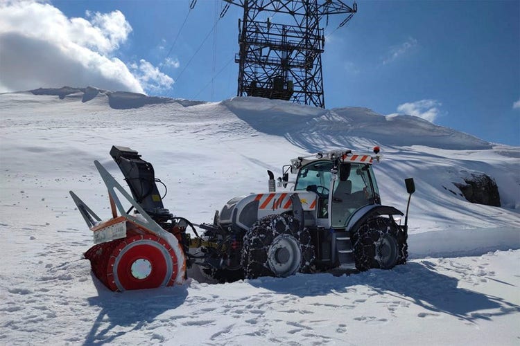 Rigitrac SKH 75/150 Traktor beim Schneefräsen
