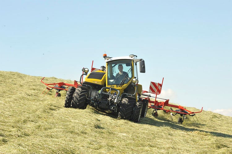 Rigitrac SKH 60 Traktor beim Heuwenden