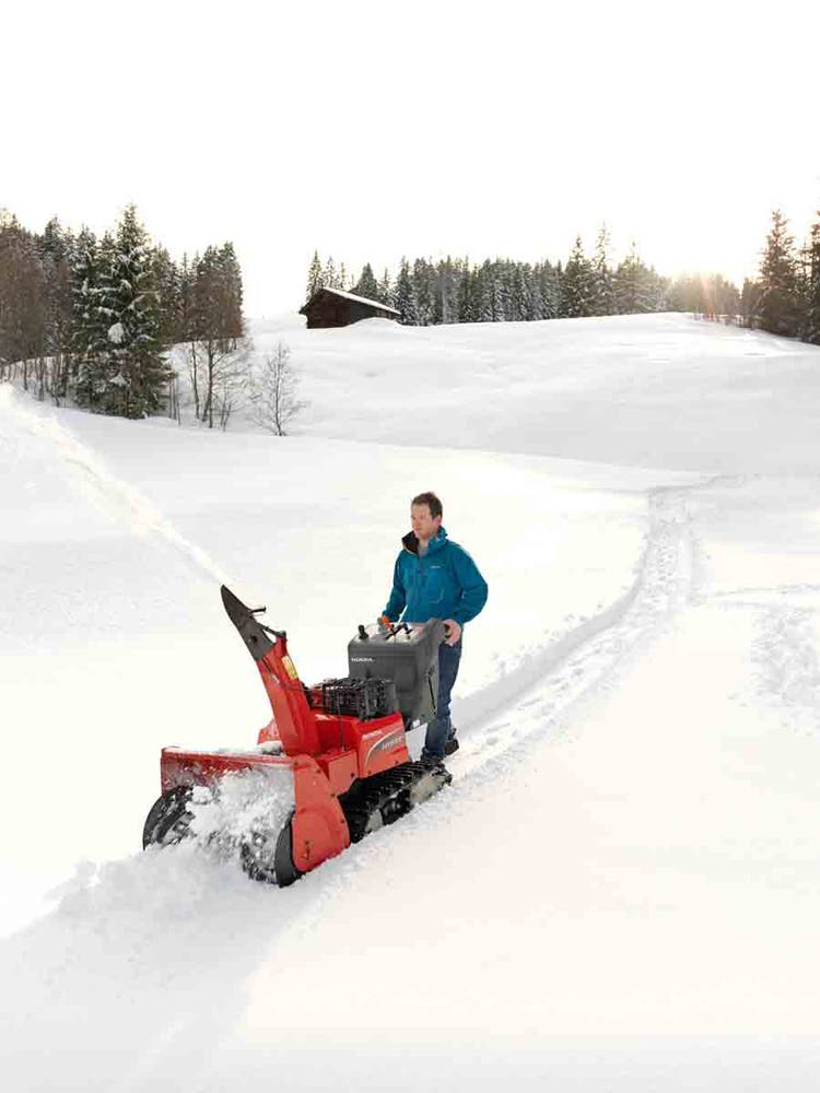 Mann bedient Honda HSM 1380i 1TD / 1TDR Schneefräse