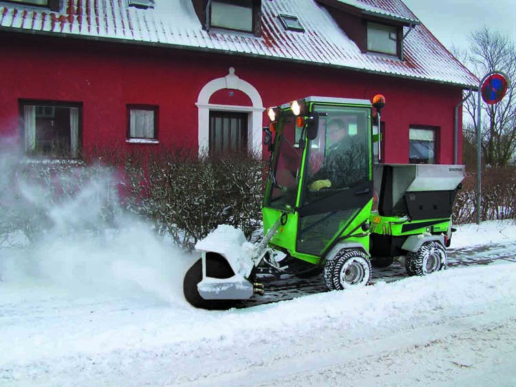 Egholm ParkRanger 2150 mit diversen Anbaugeräten im Winterdienst