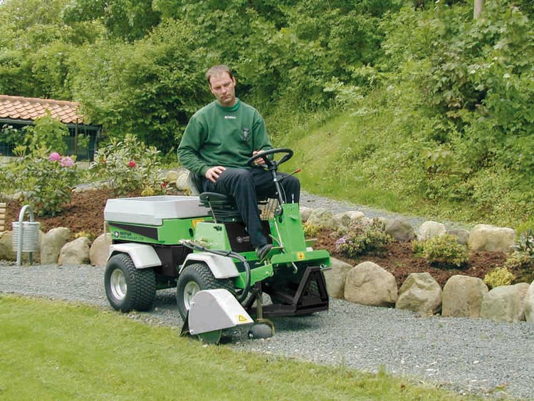 Mann fährt Egholm ParkRanger 2150 mit diversen Anbaugeräten