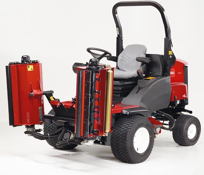 Ansicht Toro LT-F 3000 Schlegelmäher mit hochgeklapptem Mähwerk