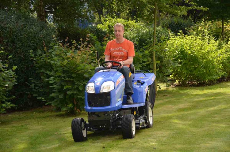 Mann fährt Iseki SXG 216+ Mähtraktor