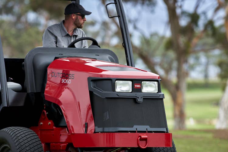 Mann fährt Toro Outcross 9060 Geräteträger