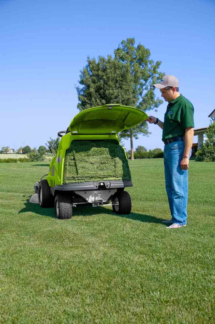Grillo FD 280 mit Mann auf Rasen