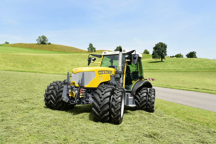 Rigitrac SKH 75/150 Traktor steht auf gemähtem Heu