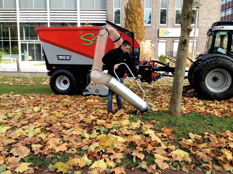 Trilo S 4 Kehr- und Saugwagen beim Laubeinsaugen