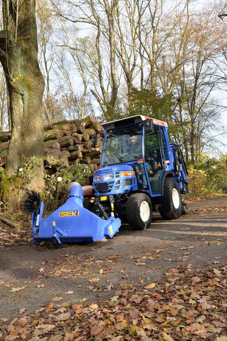 Iseki TM 3207 AL Traktor beim Kehren