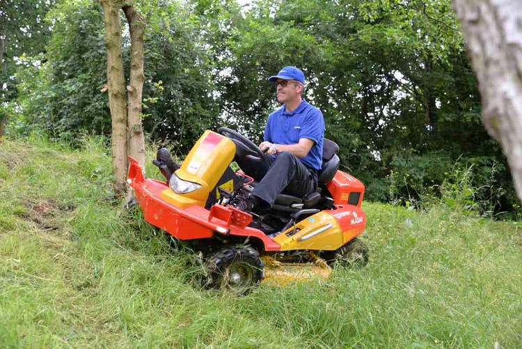Mann in Hanglage mit Canycom Aufsitzrasenmäher CMX 227 Komfort - 4WD