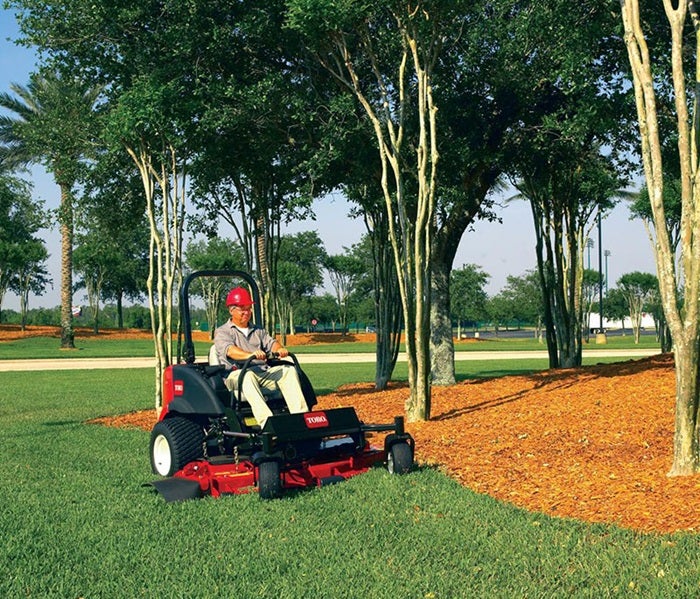 Mann mäht mit Toro GroundsMaster 7210