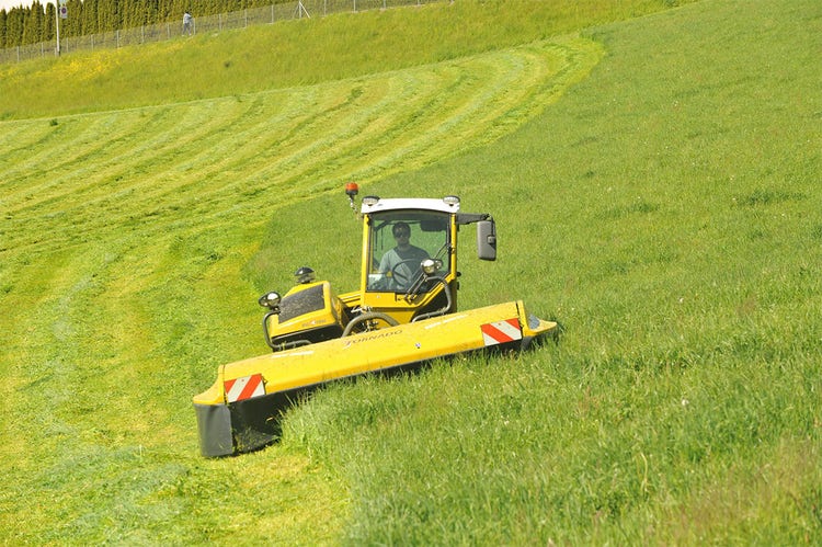 Rigitrac SKH 60 Traktor beim Mähen am Hang
