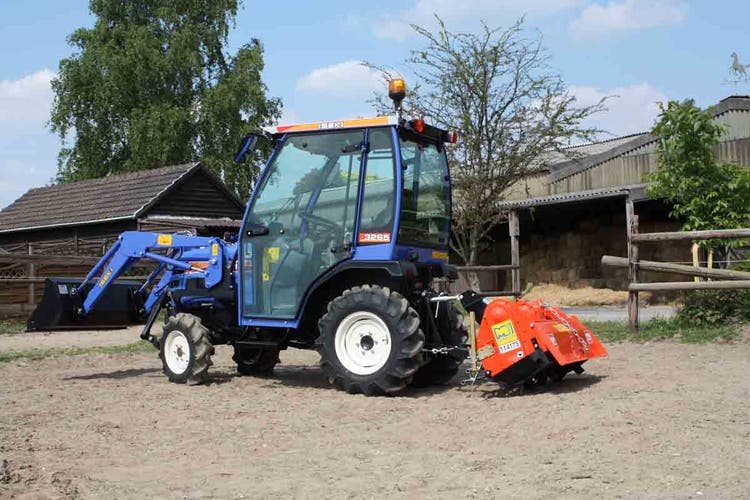 Iseki TM 3207 AL Traktor steht bei Reitstall