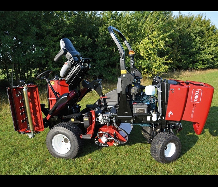 Toro LT-F 3000 Schlegelmäher auf Rasen