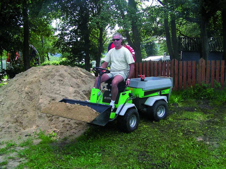 Mann arbeitet mit Egholm ParkRanger 2150 mit diversen Anbaugeräten
