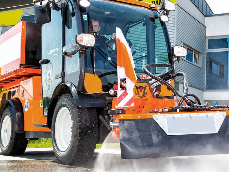 Multihog MX / MXC Geräteträger mit diversen Anbaugeräten bei der Straßenreinigung