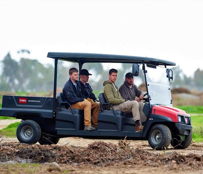 4 Leute fahren mit Toro Workman GTX