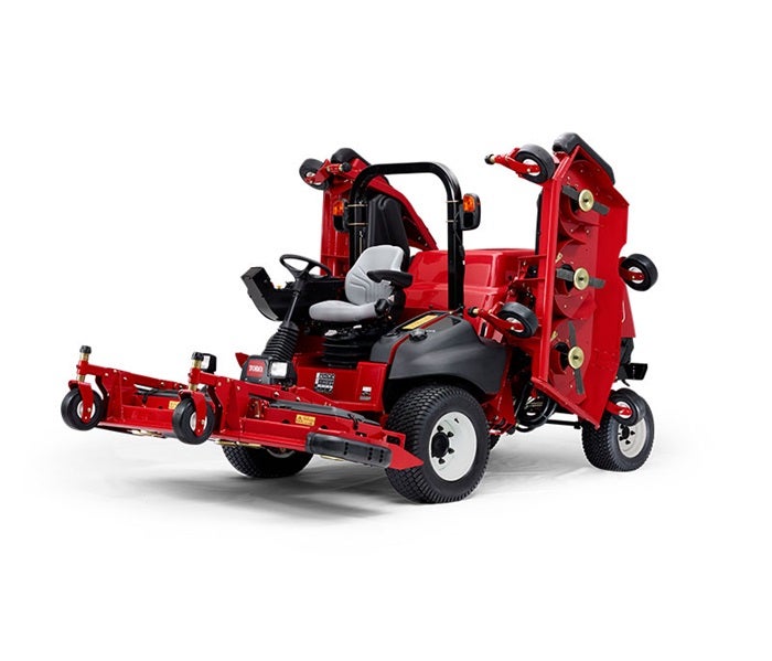 Toro GroundsMaster 5900 / 5910 mit hochgeklapptem Mähwerk von vorne links bei EDER-Kommunal