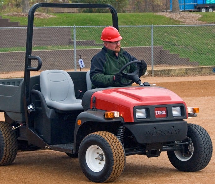 Mann sitzt auf Toro Workman MDX