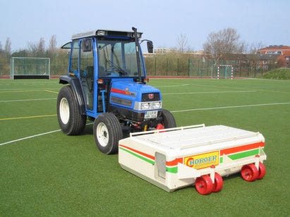Hörger SKU Professional Kunstrasen- und Kunststoffbahnreiniger auf Sportplatz
