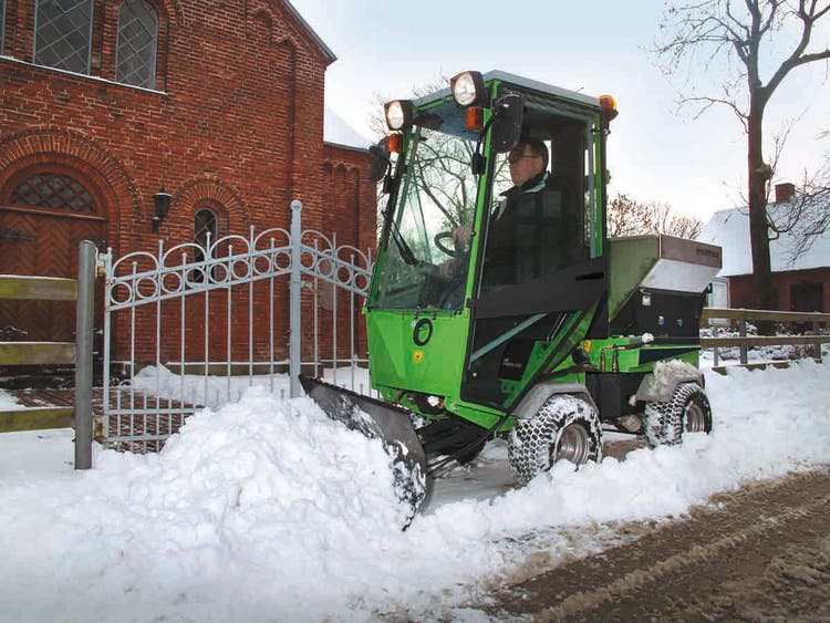 Egholm ParkRanger 2150 mit diversen Anbaugeräten im Winterdienst