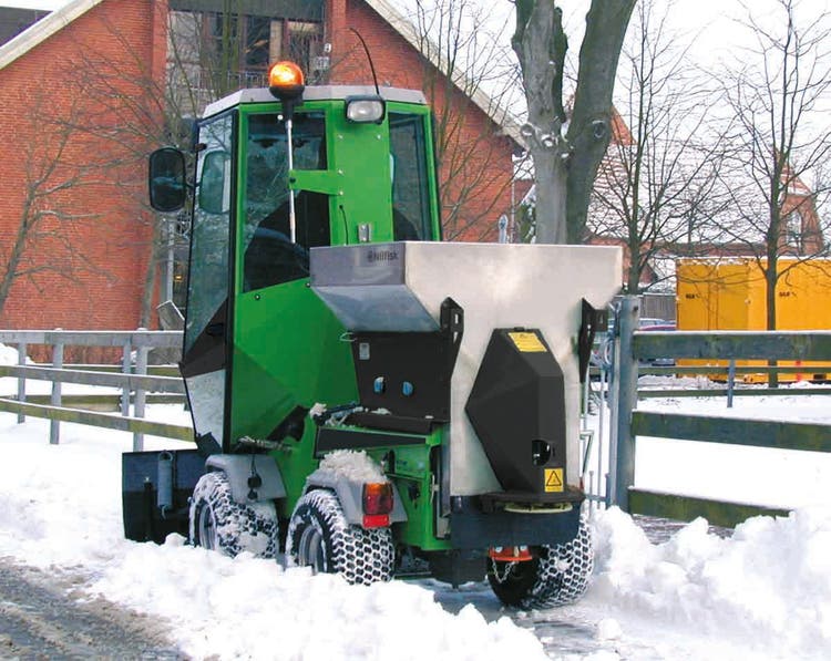Egholm ParkRanger 2150 mit diversen Anbaugeräten im Winterdienst