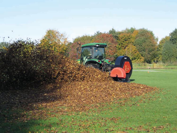 Foto Trilo BL 960 Nachbläser bei der Laubarbeit