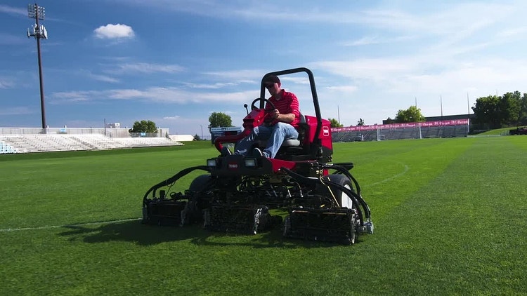Ein Mann mäht mit dem Toro Reelmaster 3575-D ein Fußballfeld