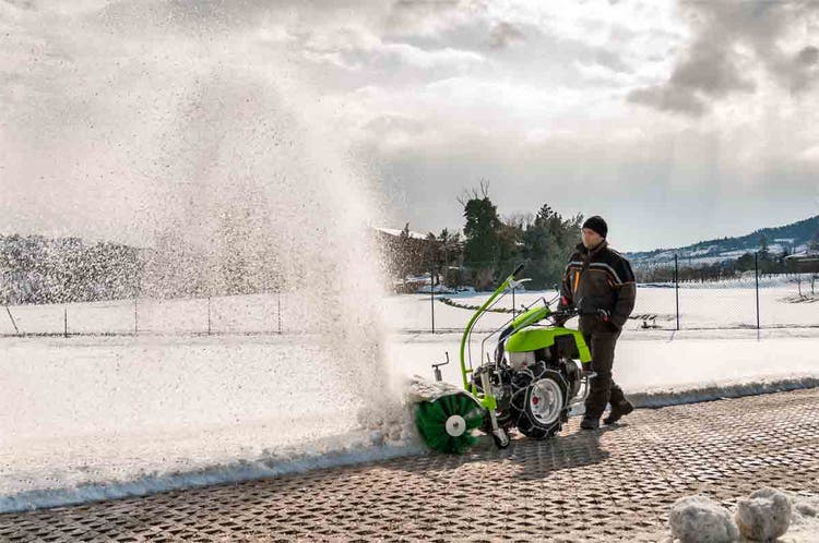 Grillo G 131 Profi-Einachser beim Schneefräsen