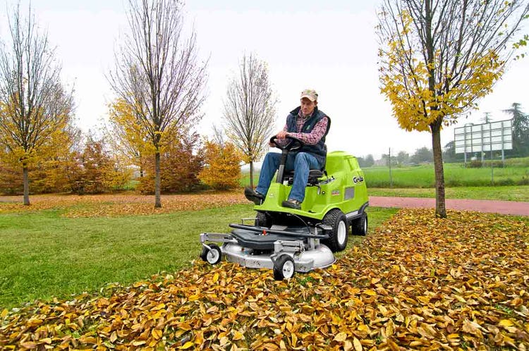 Mann sammelt Laub mit Grillo FD 280