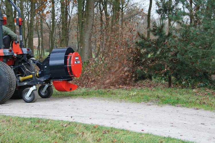 Foto Trilo BL 960 Nachlaufbläser bei der Arbeit
