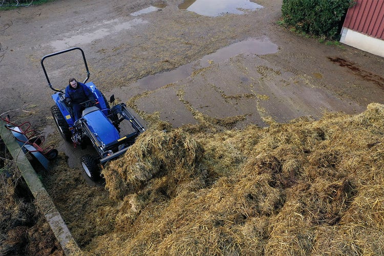 Blick auf Iseki TLE 4550 AL Traktor beim Verladen von oben
