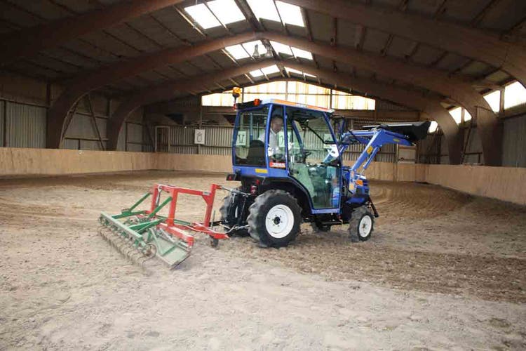 Iseki TM 3207 AL Traktor in Reithalle