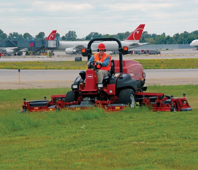 Ein Toro GroundsMaster 5900 / 5910 mäht eine große Wiese auf einem Flugplatz