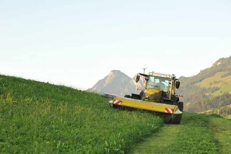Rigitrac SKH 75/150 Traktor am Hang beim Mähen
