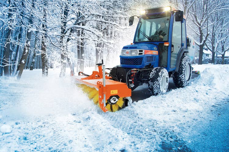 Ecotech SK Kehrmaschine beim Schneeräumen