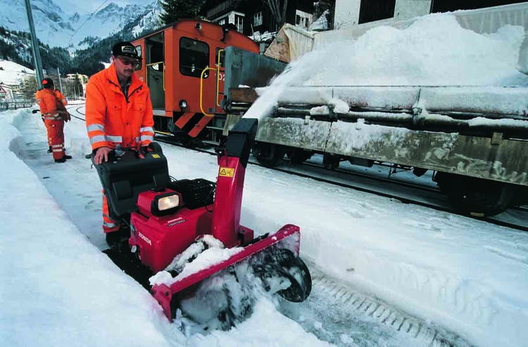 Mann mit Honda HSM 1390i 2TDR Schneefräse