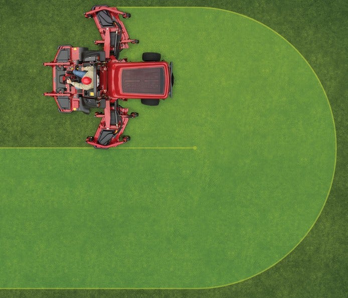 Top-Down-Perspektive eines Toro GroundsMaster 5900 / 5910 beim Mähen eines Rasens