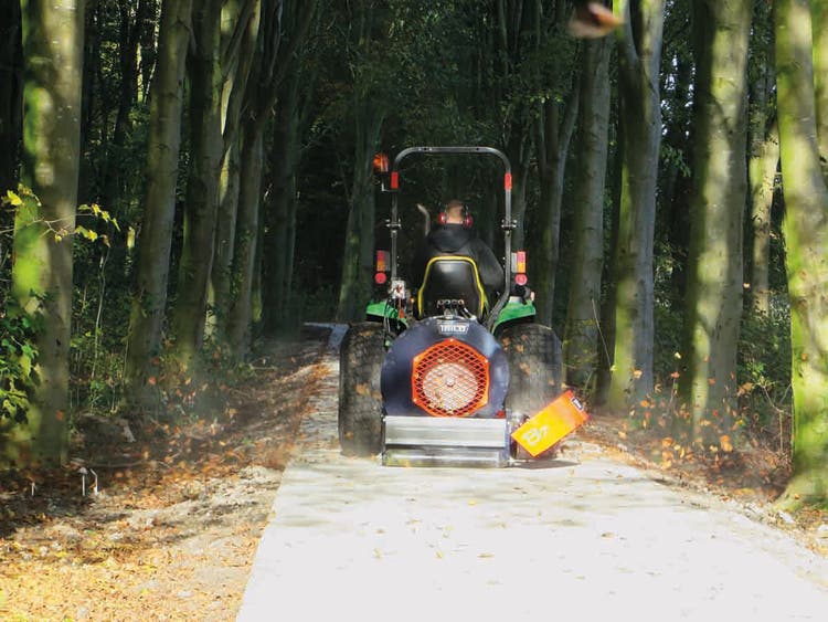 Trilo B 7 Nachlaufbläser bei der Arbeit
