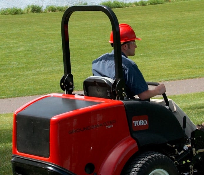 Mann fährt Toro GroundsMaster 7210