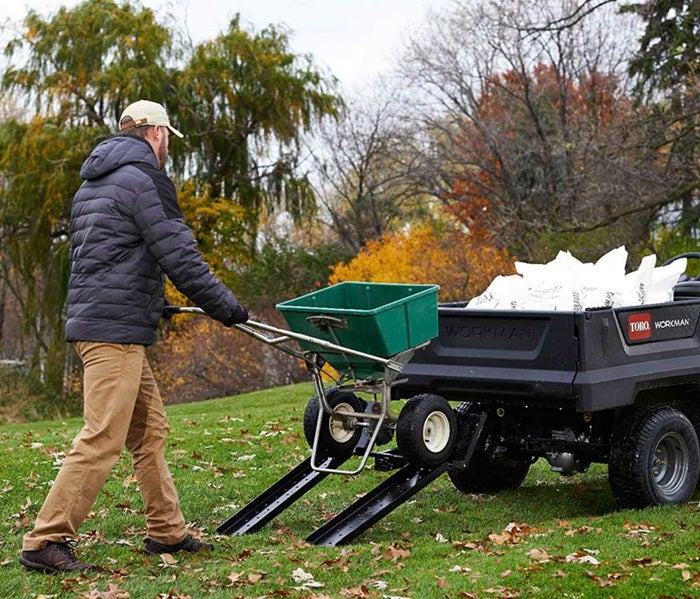 Mann belädt Toro Workman GTX