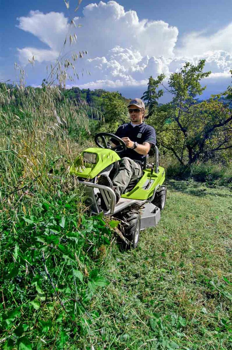 Mann bei der Arbeit mit Grillo Hochgrasmäher Climber 7.18