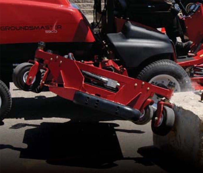 Nahaufnahme des Mähwerks eines Toro GroundsMaster 5900 / 5910 während dieser auf Ausphalt steht