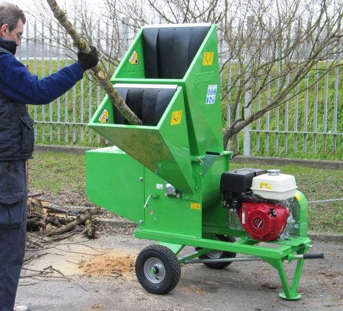 Mann arbeitet mit Peruzzo T/3 Häcksler