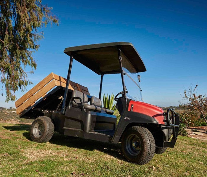 Toro Workman GTX-E beim Abkippen
