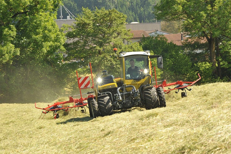 Rigitrac SKH 60 Traktor beim Heuwenden