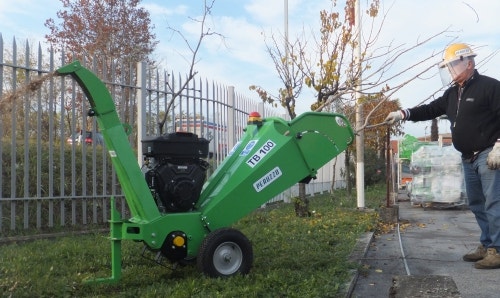 Mann arbeitet mit Peruzzo TB 100 Häcksler