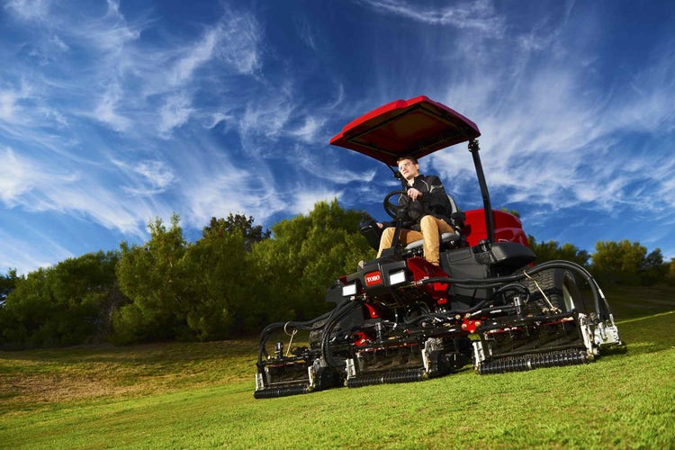 Ein Mann fährt den Toro Reelmaster 5610-D auf einem Rasen