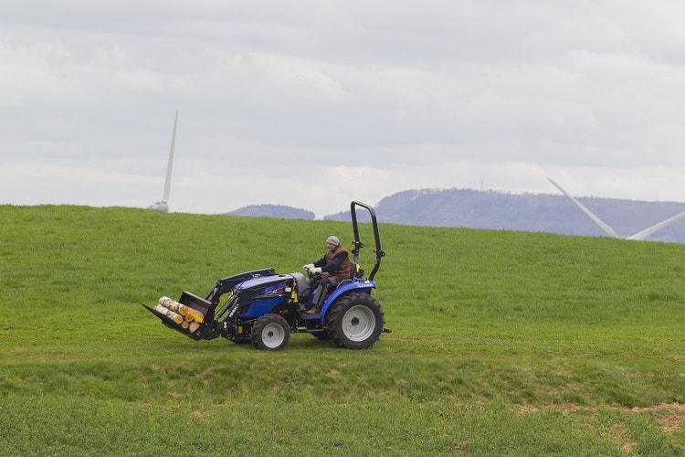 Iseki TLE 3410 AL Traktor auf Feld