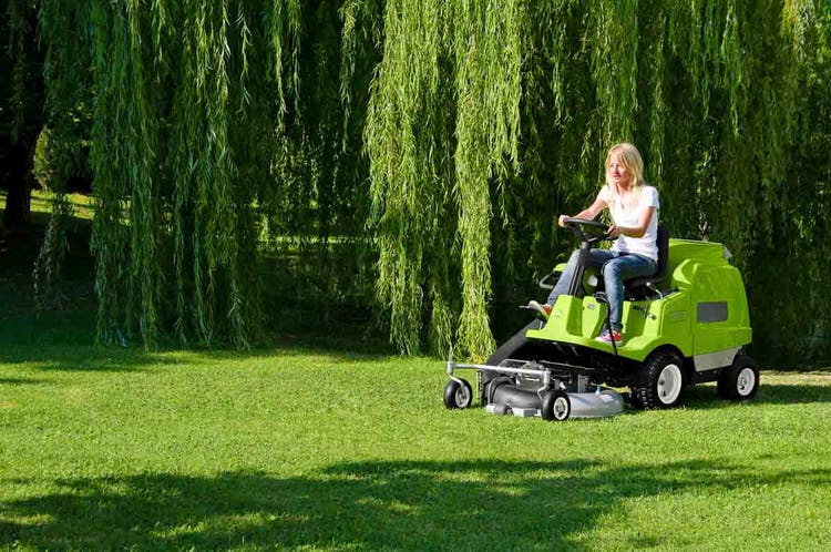 Frau auf Grillo FD 220 R beim Rasenmähen