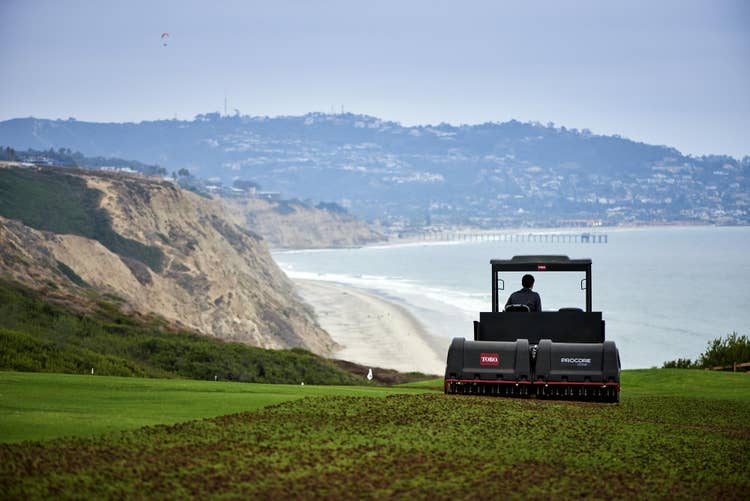 Toro Outcross 9060 Geräteträger auf dem Feld